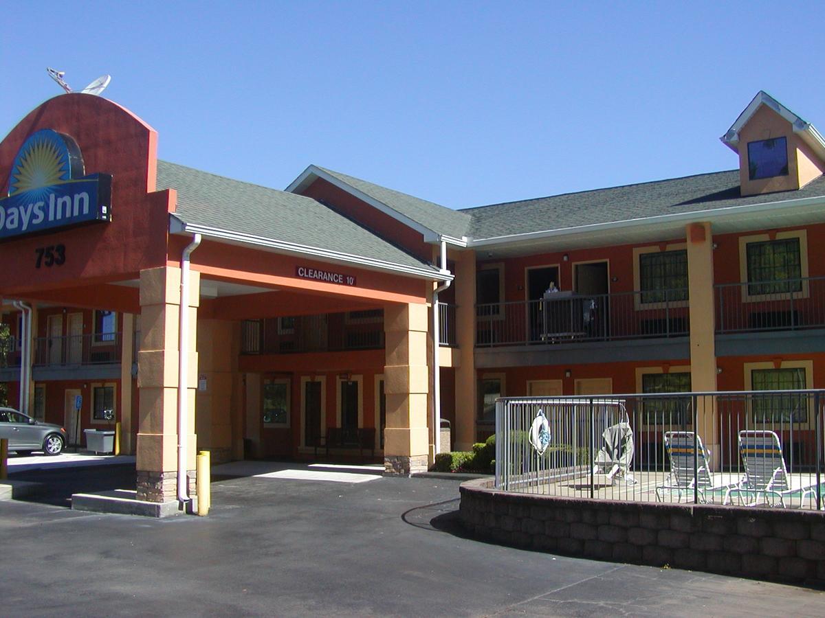 Days Inn By Wyndham Marietta White Water Exterior foto